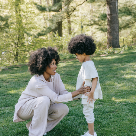 Saiba quando é normal trocar sons na fala infantil e o que esperar em cada idade. Identifique sinais de alerta e descubra quando procurar um terapeuta da fala.