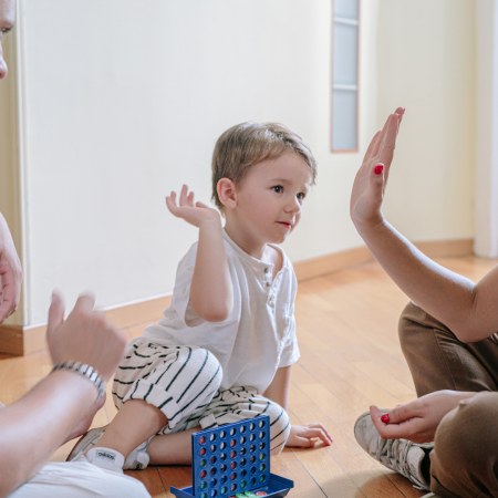 Brincadeiras simples e eficazes para estimular o desenvolvimento da fala infantil de forma divertida.